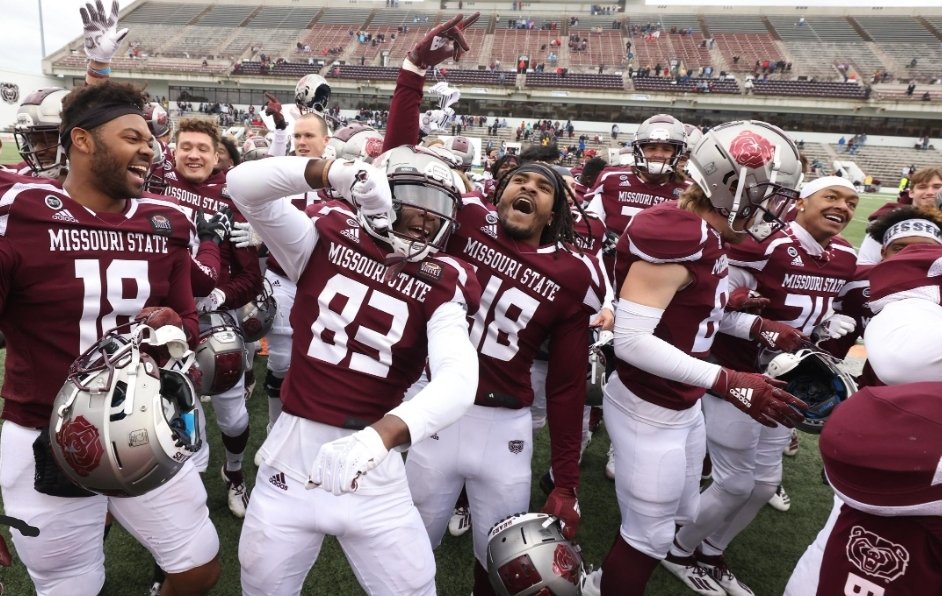 TrasonHunt's tweet photo. Excited to announce my second offer coming from Missouri State!! I'd like to thank God for this opportunity and my coaches for always pushing me to be my best!
@Coach_Halpin @CoachJGrant @CoachDanenhauer @BvilleFB @MOStateFootball https://t.co/YhMgJEuOXL