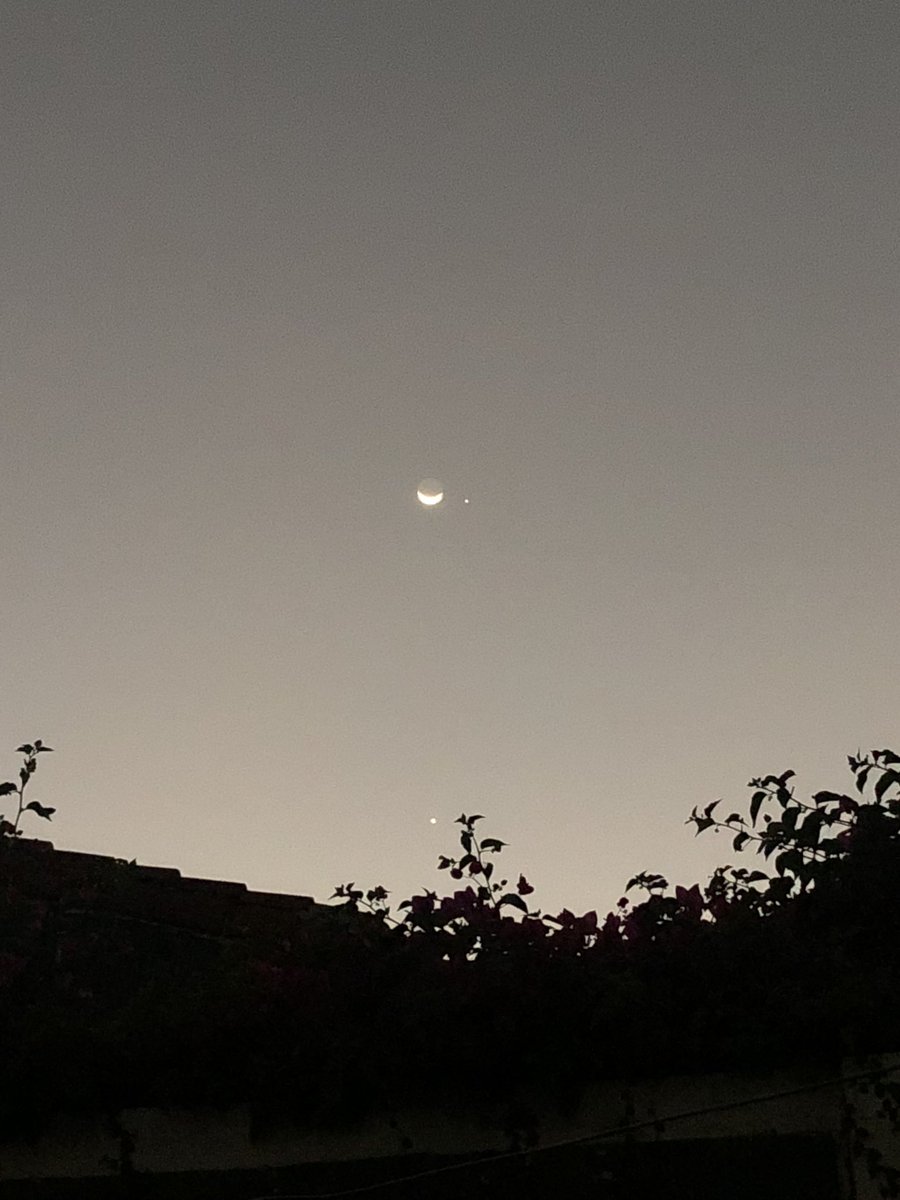 Y Justo abajo de ellos se encuentra el planeta Venus: