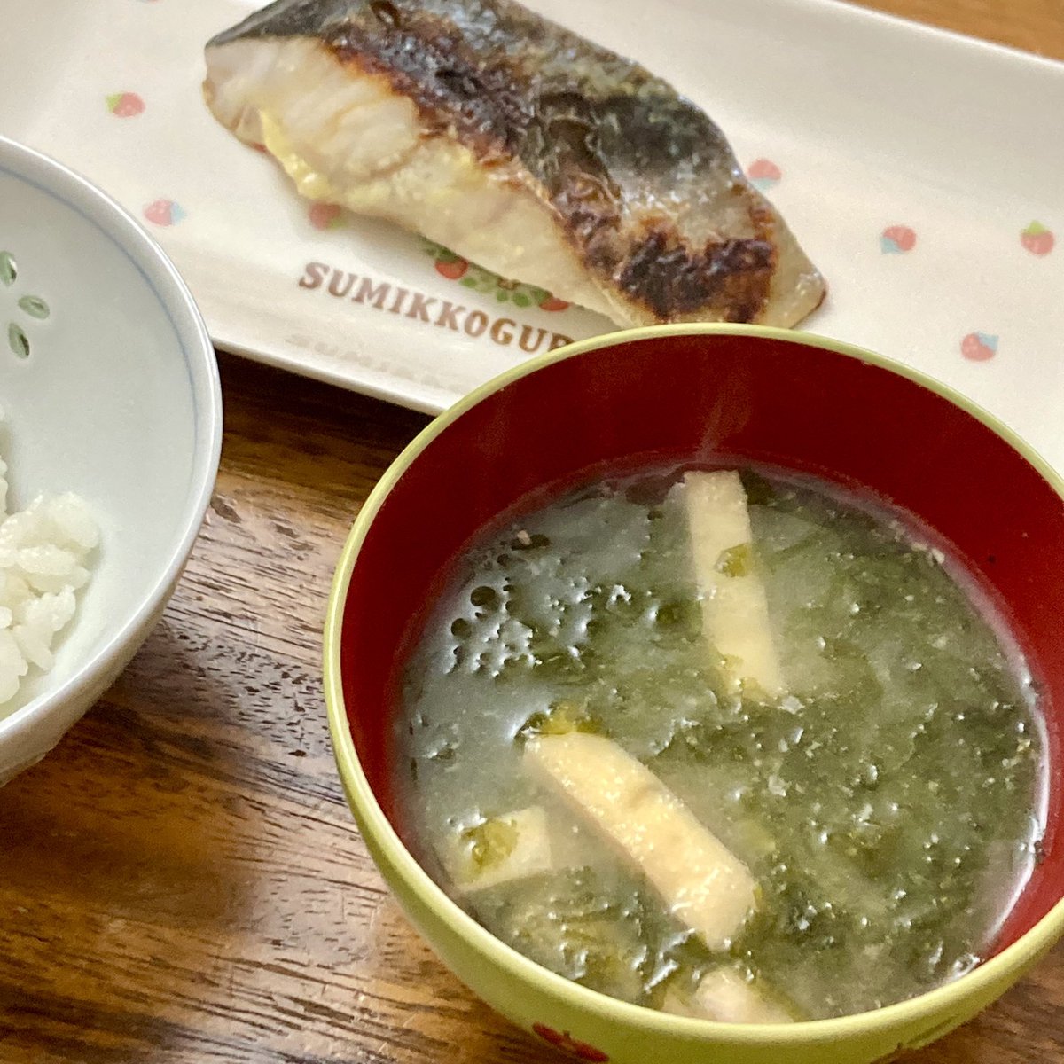 せりの好物は、銀だらの西京焼きとあおさの味噌汁。今日はその好物で朝ごはんにしました❤️