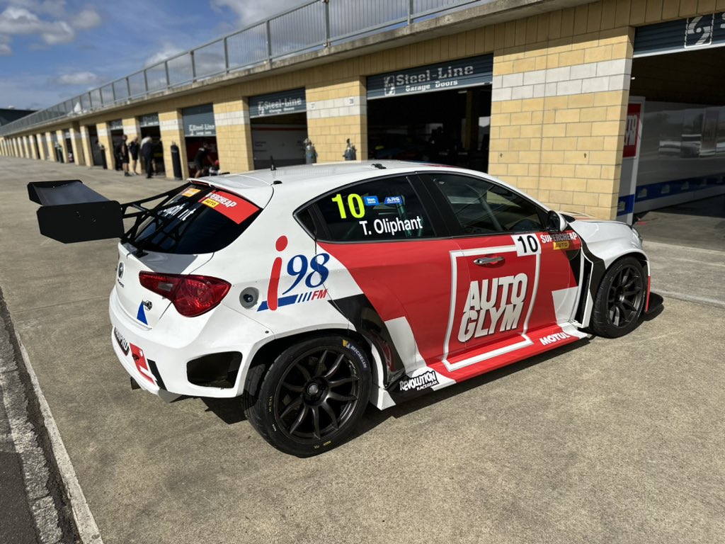 The Tassie charger is here and ready to rock! Can’t wait to get behind the wheel today and see what she can do 👊😎

#australia #tcr #alpharomeo #racing #motorsport #testing
