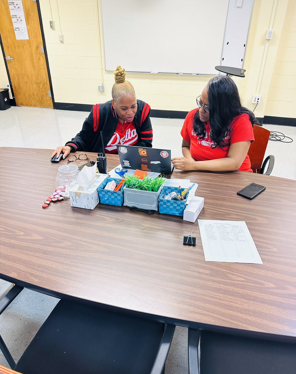 I just love how closely these coaches work together ❤️⭐️♥️.  K-2 Literacy Coach, @LoveLiteracy4 quickly joined 3-5 Literacy Coach, @cooketrFCS in analyzing 5th grade writing samples 📝 #BuildingGreatnessTogether  #SuccessIsOurOnlyOption #ProudPrincipal