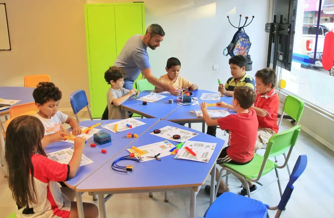 El futuro pasa por las nuevas tecnologías, por eso pusimos en funcionamiento la Escuela Municipal de Robótica, en donde hoy comenzó el primer taller. #Junín, lugar de oportunidades.