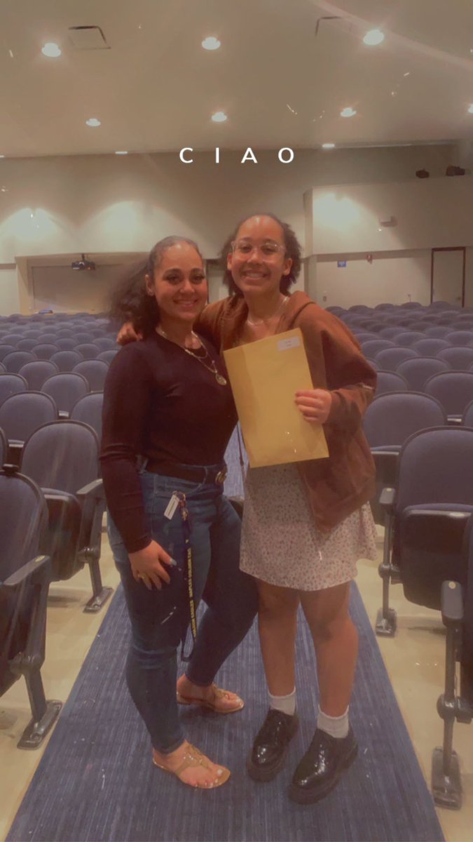 officialrozayy's tweet photo. Cheerleaders Awards #CheerCaptain (yes, my daughter taller than me) https://t.co/X9WbthmJRD