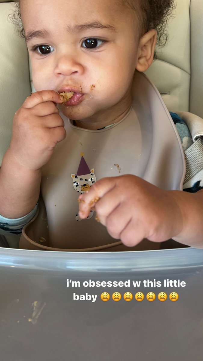 "Sou obcecada por esse bebê 😫😫😫😫😫😫". — Kylie Jenner via Instagram Stories.