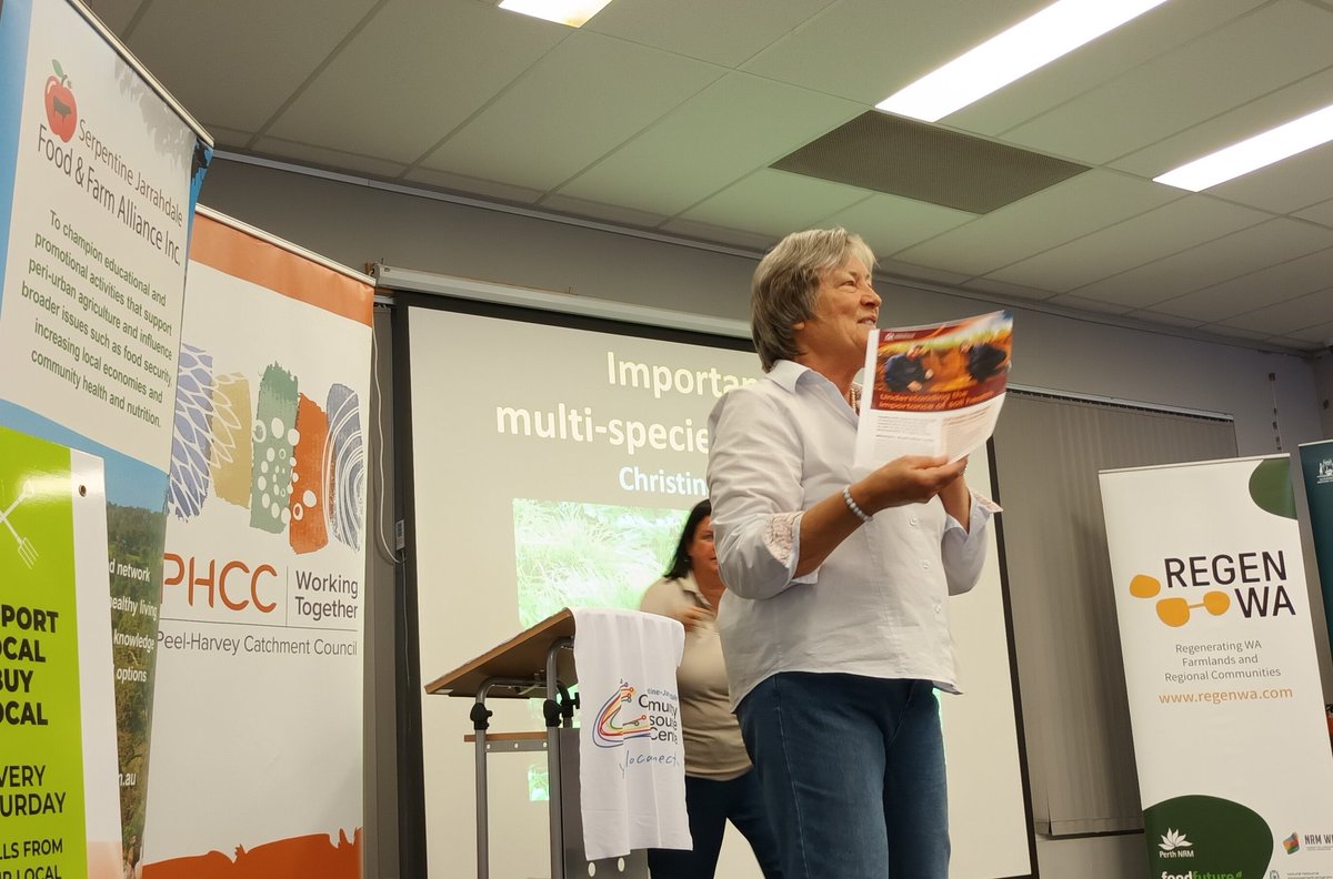 PHCC_Mick's tweet photo. Loved catching-up with some of @PeelHarveyCC's #GreeningFarms landholders at last weekends talk on diverse cover crops by 🌎 #soilhealth guru Dr. Christine Jones! Plus Prof. Lynn Abbott @soilhealth & 🍎 SJ FFA crew
@AusLandcare @DAFFgov #landcare #NLP
@OHCG_inc @StateNRMProgram https://t.co/BOUCnTxGsP