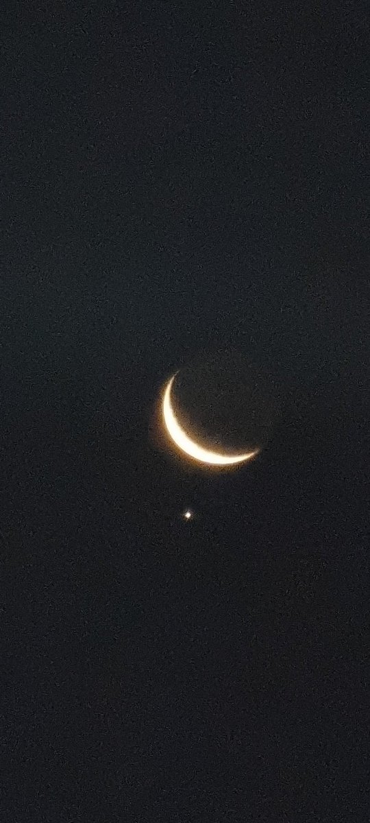 JohnRibba's tweet photo. Alguien q sepa que es lo que brilla bajo la luna? Imagen tomada hoy en #antofagasta
#observatorioparanal
#astronomy
#astrology
#LUNA
#moon https://t.co/uVnGxafnjG