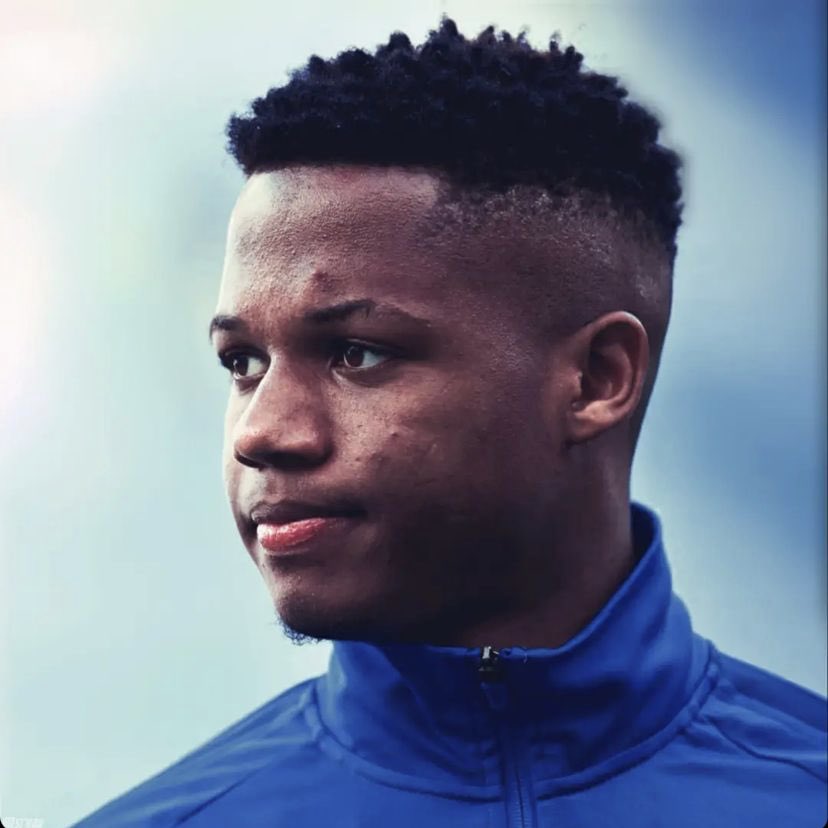 KylianZone_'s tweet photo. La comparación más ridícula de la historia del fútbol. https://t.co/7t2q6twBmy