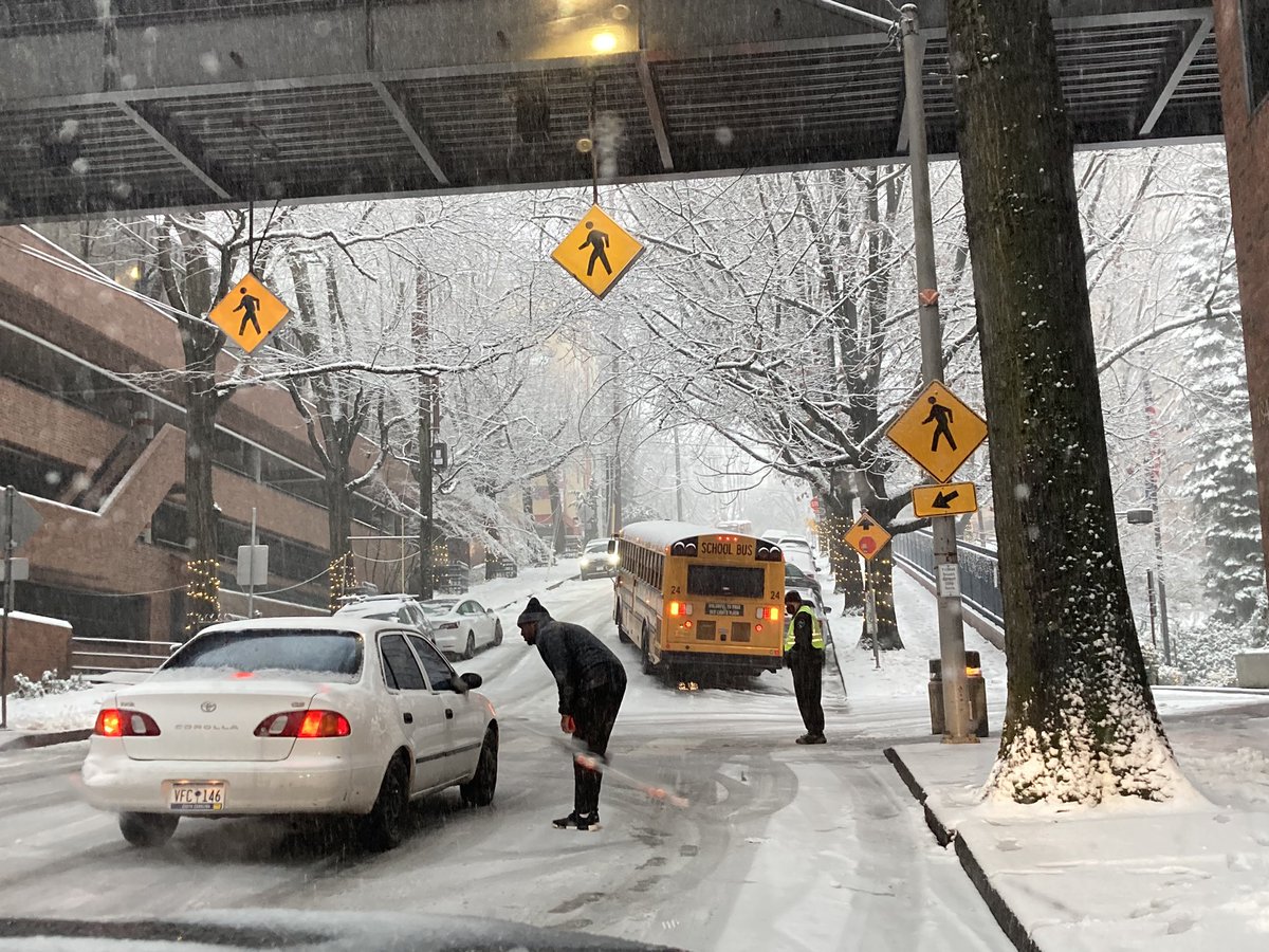 lisabKOIN's tweet image. Stuck school bus with kids onboard #KOIN6NEWS #pdxsnow #pdxtst