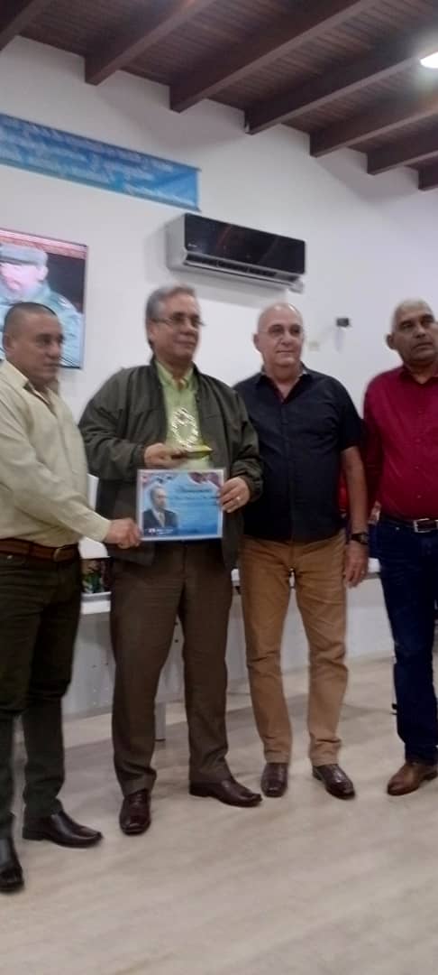 AnayansyPR's tweet photo. 🇻🇪🇨🇺Concluye el encuentro de trabajo de los Jefes de Grupo de los Estados, en  reunión del Grupo de Trabajo https://t.co/kdHgwPrZpN felicita a los MGTN que cumplen año y se despide a los que concluyen la misión.♥️♥️♥️
#JuntarYVencer 
#SomosContinuidad 
@cubacooperaven 
@DcMedica https://t.co/hp3rGMT1GE