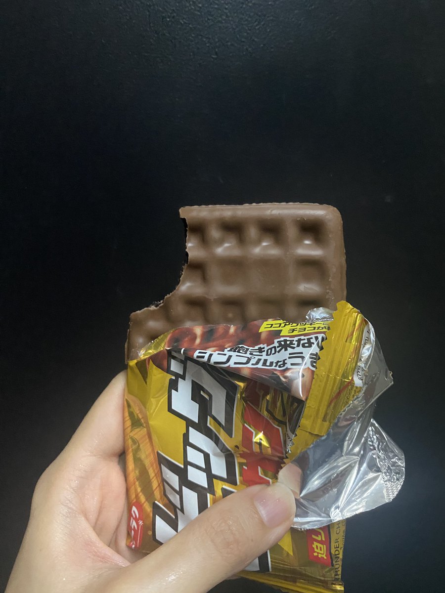 soundkaoreview's tweet photo. ขนมอร่อยบอกต่อใน 7-11 คือชั้นเพิ่งเห็นว่าเป็นสินค้าใหม่ เลยหยิบมาลอง แก๊ มันอร่อยย เข้มข้นเว่อ ตัวที่้ป็นวาฟเฟิลไม่ได้รู้สึกหวานเลี่ยนแสบคอขนาดนั้น คือเขาบอกเป็นยอดขายอันดับ 1 ในญี่ปุ่นอ่ะ 55555 ส่วนอันเล็ก แอบหวาน ข้างในเหมือนมีถั่วๆ ชิ้นละ 33 กับ 20฿ ไปลองชิมกันดู #รีวิวเซเว่น https://t.co/y7SMAKyjpn