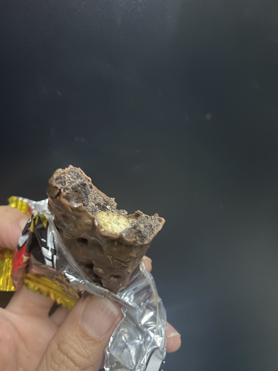 soundkaoreview's tweet photo. ขนมอร่อยบอกต่อใน 7-11 คือชั้นเพิ่งเห็นว่าเป็นสินค้าใหม่ เลยหยิบมาลอง แก๊ มันอร่อยย เข้มข้นเว่อ ตัวที่้ป็นวาฟเฟิลไม่ได้รู้สึกหวานเลี่ยนแสบคอขนาดนั้น คือเขาบอกเป็นยอดขายอันดับ 1 ในญี่ปุ่นอ่ะ 55555 ส่วนอันเล็ก แอบหวาน ข้างในเหมือนมีถั่วๆ ชิ้นละ 33 กับ 20฿ ไปลองชิมกันดู #รีวิวเซเว่น https://t.co/y7SMAKyjpn