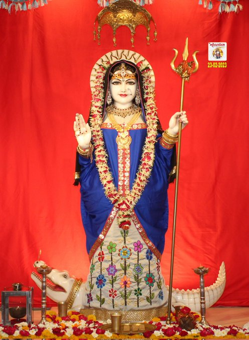 News18Guj's tweet photo. રાજકોટના કાગવડ સ્થિત શ્રી ખોડલધામ

આઈ શ્રી માઁ ખોડિયારના પ્રાત:શ્રૃંગાર દર્શન🙏🙏🌹🌹 https://t.co/PUF9qihH9Y