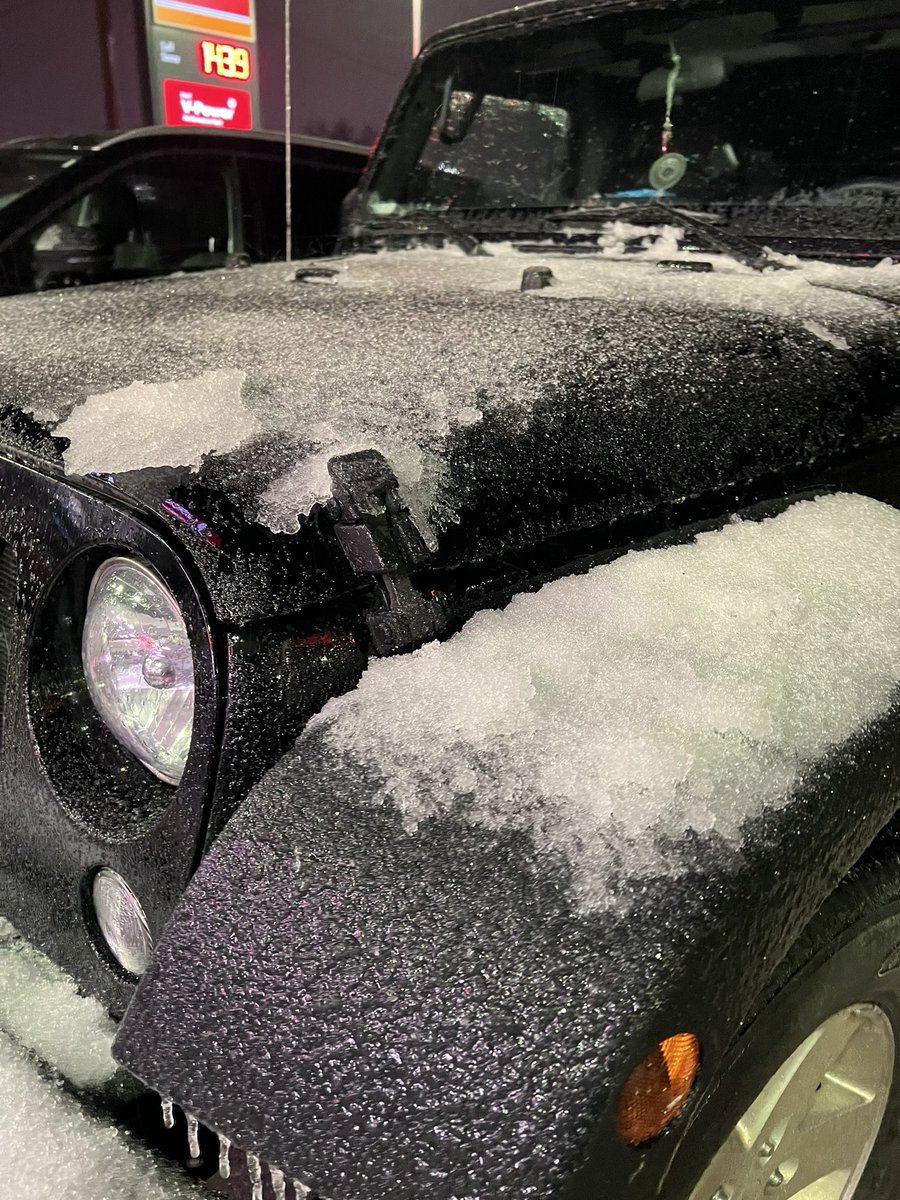 p782203's tweet photo. I often wonder how I’m still alive, as a whole-ass adult even. Had a hankering for #Doritos, so I braved the ice storm (it was only two blocks) and ended up with not one, but two bags of Doritos, and a McCain Chocolate Cake.
#SolidDinnerChoice #AdultingLikeAPro #DeepNDelicious https://t.co/9RPv0LOFRy