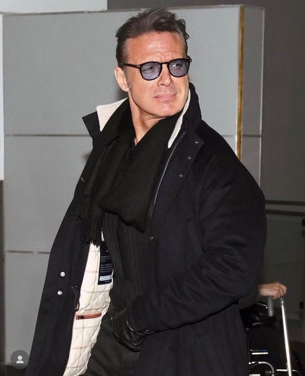 EstiloDF's tweet photo. Pasan los años pero Luis Miguel sigue manteniendo su increíble estilo. 😍✨

📸: A quien corresponda. https://t.co/cfh2P5HaPO