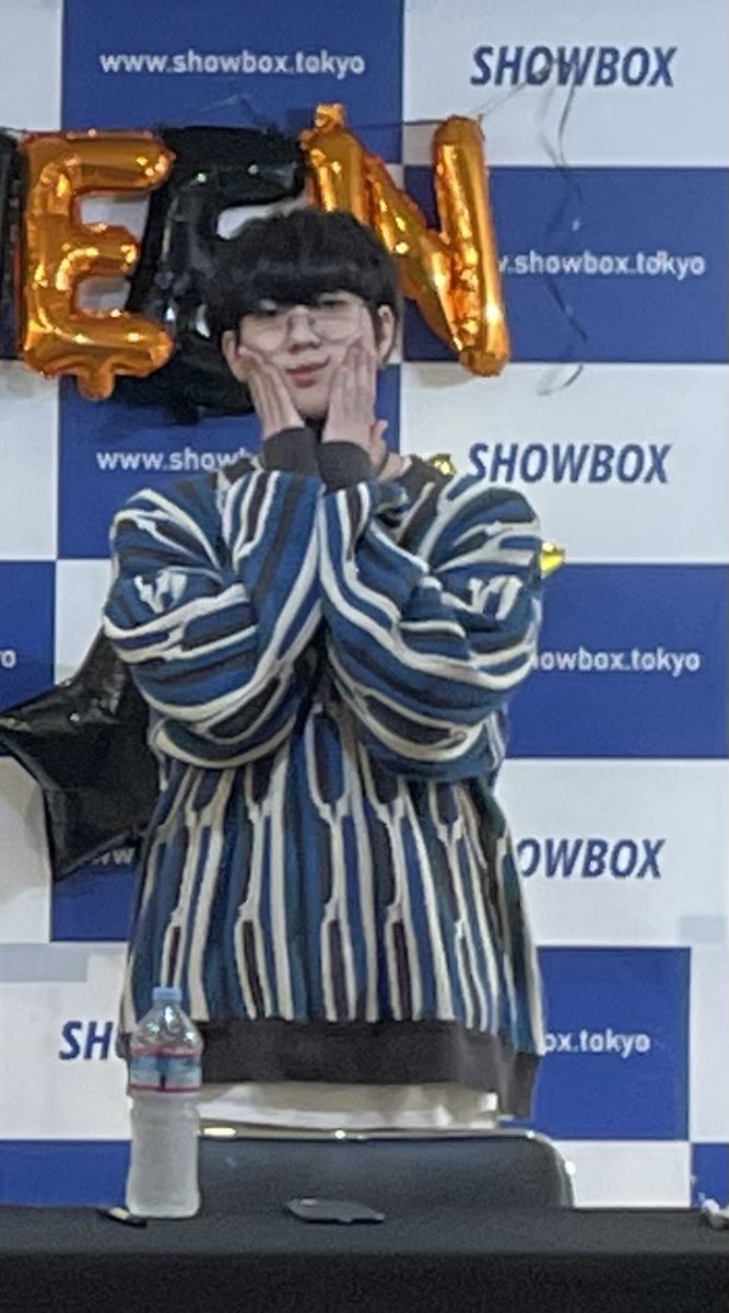 Fm0dXk6's tweet photo. 毎回ほっぺへの圧がすごい笑
ほっぺ大事にして！笑 https://t.co/qxuxU5GIHD
