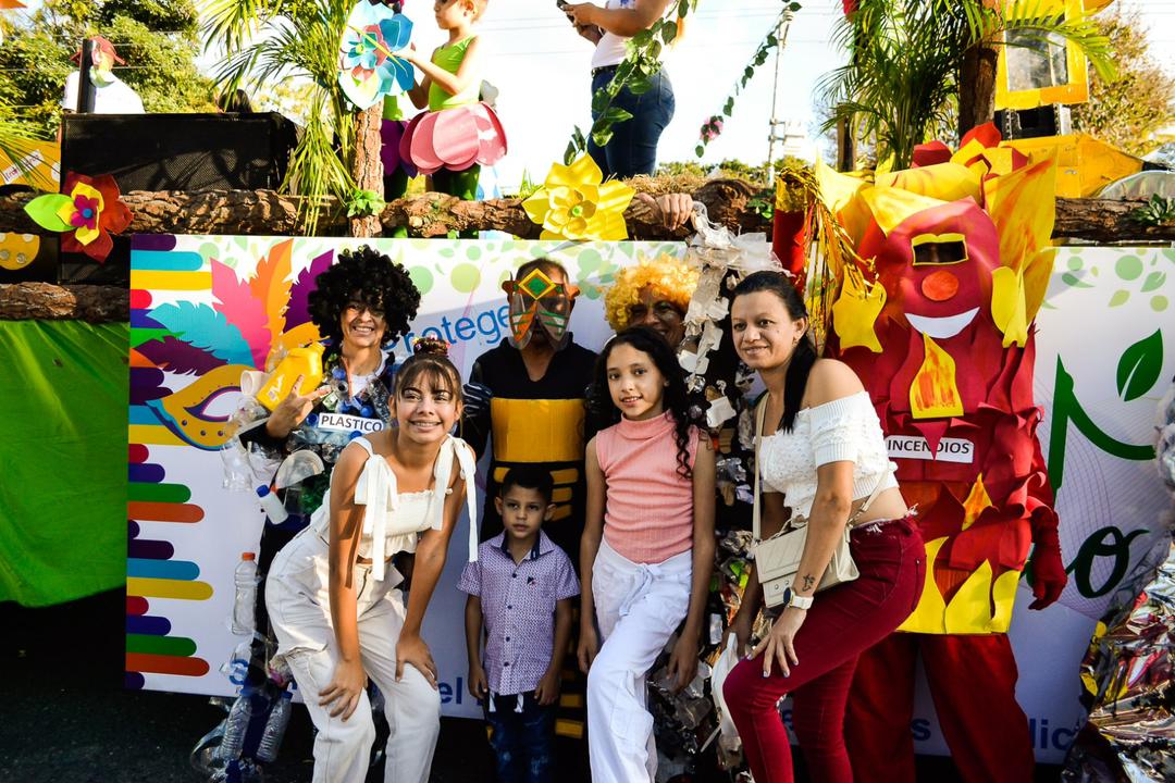 AdolfoP_Oficial's tweet photo. #22Feb Más de 1 millón de personas entre locales y visitantes, disfrutaron con alegría, colorido y mucha creatividad, de las diferentes actividades dispuestas en la entidad larense durante los Carnavales Seguros 2023. https://t.co/4DoWKFlAeo
