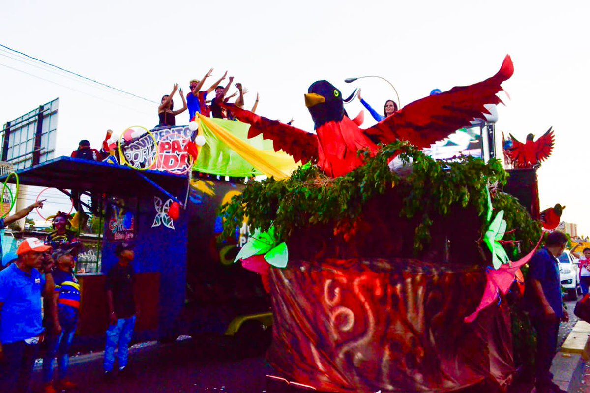 AdolfoP_Oficial's tweet photo. #22Feb La festividad carnestolenda finalizó el día de ayer con el 2do día de desfile, donde participaron 14 carrozas, 58 agrupaciones de danzas y disfraces, para un total de 1.800 personas participantes y la asistencia de más de 65 mil larenses. https://t.co/mWmEVIaNf7