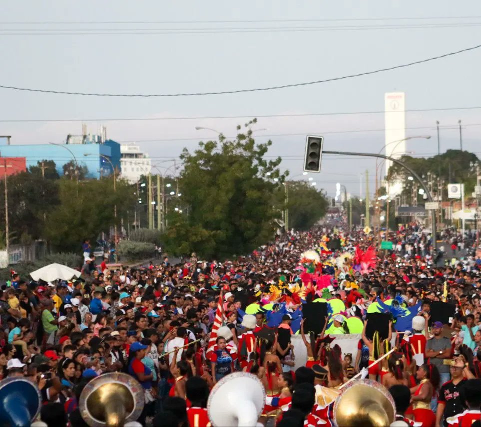 AdolfoP_Oficial's tweet photo. #22Feb En paz y alegría culminamos estos carnavales realizados en todos los municipios, agradezco al Pdte. @NicolasMaduro por ofrecer al pueblo distracciones durante estos días, en Lara un total de 126 mil 474 personas visitaron los parques, balnearios y sitios turísticos. https://t.co/Hteao2NXty
