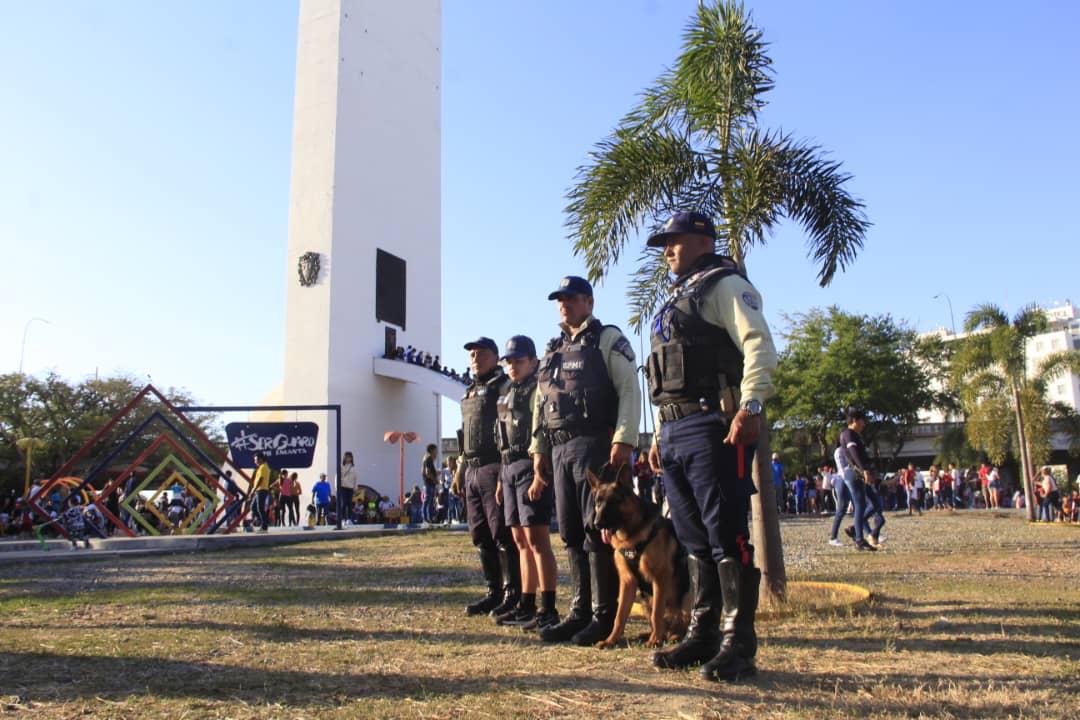 #22Feb 7 mil funcionarios estuvieron desplegados en Lara, realizando: orientación a 9 mil 814 personas, inspección a 15 mil 104 personas y 9 mil 682 vehículos y motos en 184 puntos de atención ciudadana. Se efectuaron 220 traslados de ambulancias y 185 atenciones paramédicas.