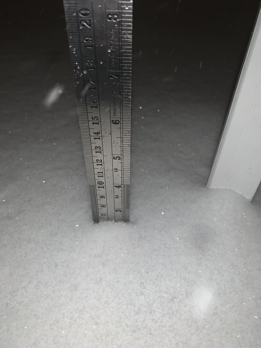 Kelly_wx's tweet photo. 6 cm of snow measured in Brampton at 8pm! ❄️❄️❄️ #Onstorm https://t.co/ereQX6YTDx