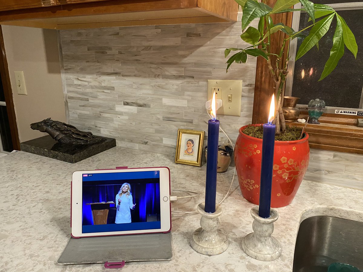 Attending Beth Moore's live event for her memoir #AllMyKnottedUpLife on this Ash Wednesday
This is my church tonight
Standing in my kitchen
Working on the dishes
Listening
Brave
So brave
& now a time of fresh deep grief as she mourns her brother, her person, like on Grey's
🙏🏽🕊️✝️