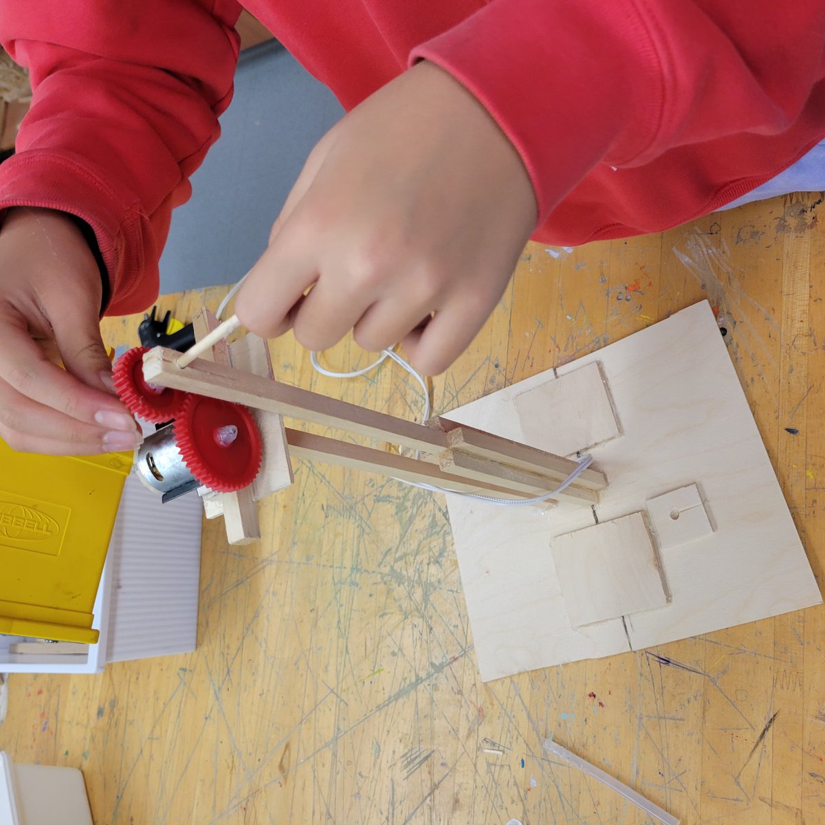 MsLoweClass's tweet photo. Can't wait to see how our newest builds turn out. Students started testing their wind turbines today and came across a few challenges. I can't wait to see how they'll solve them! @HDSBScienceTech @jcpshdsb https://t.co/w71034dItf