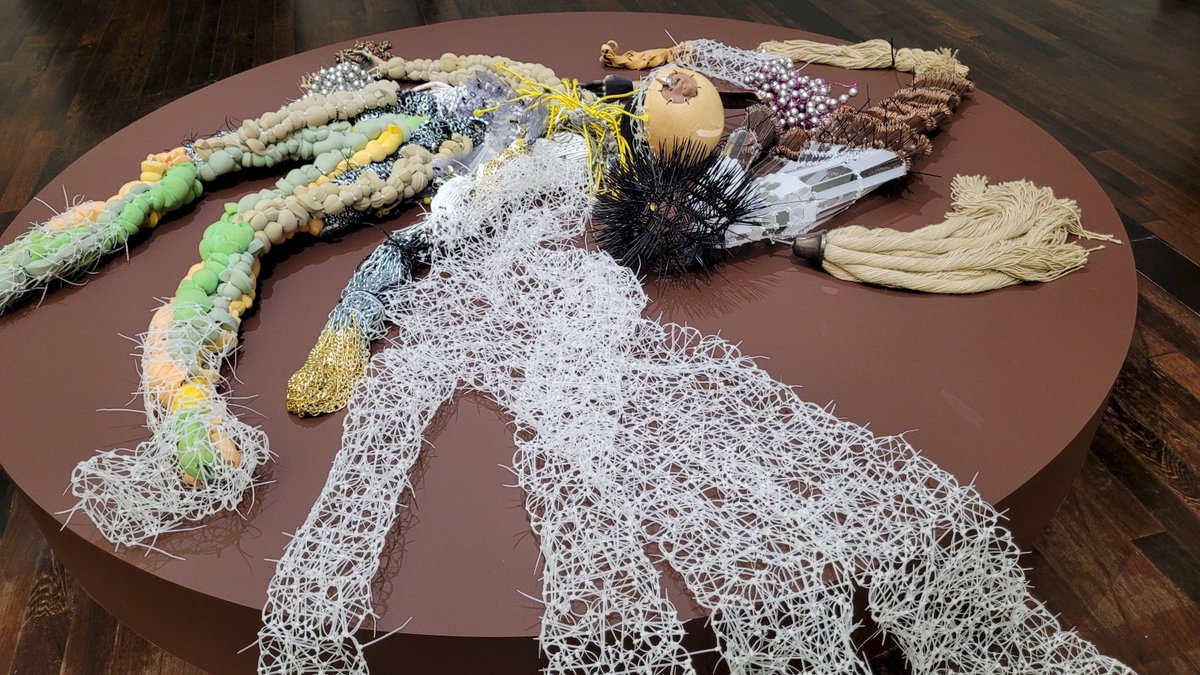 Au <a href="/Macval/">MAC VAL │ Musée d’art contemporain du Val-de-Marne</a> , les couleurs et les fantaisies n'empêchent pas le doute d'émerger, voire de submerger. Ce sont des "Histoires vraies", d'abord parce qu'elles se racontent. Très belle exposition. 

#macval #histoiresvraies
slash-paris.com/fr/evenements/…