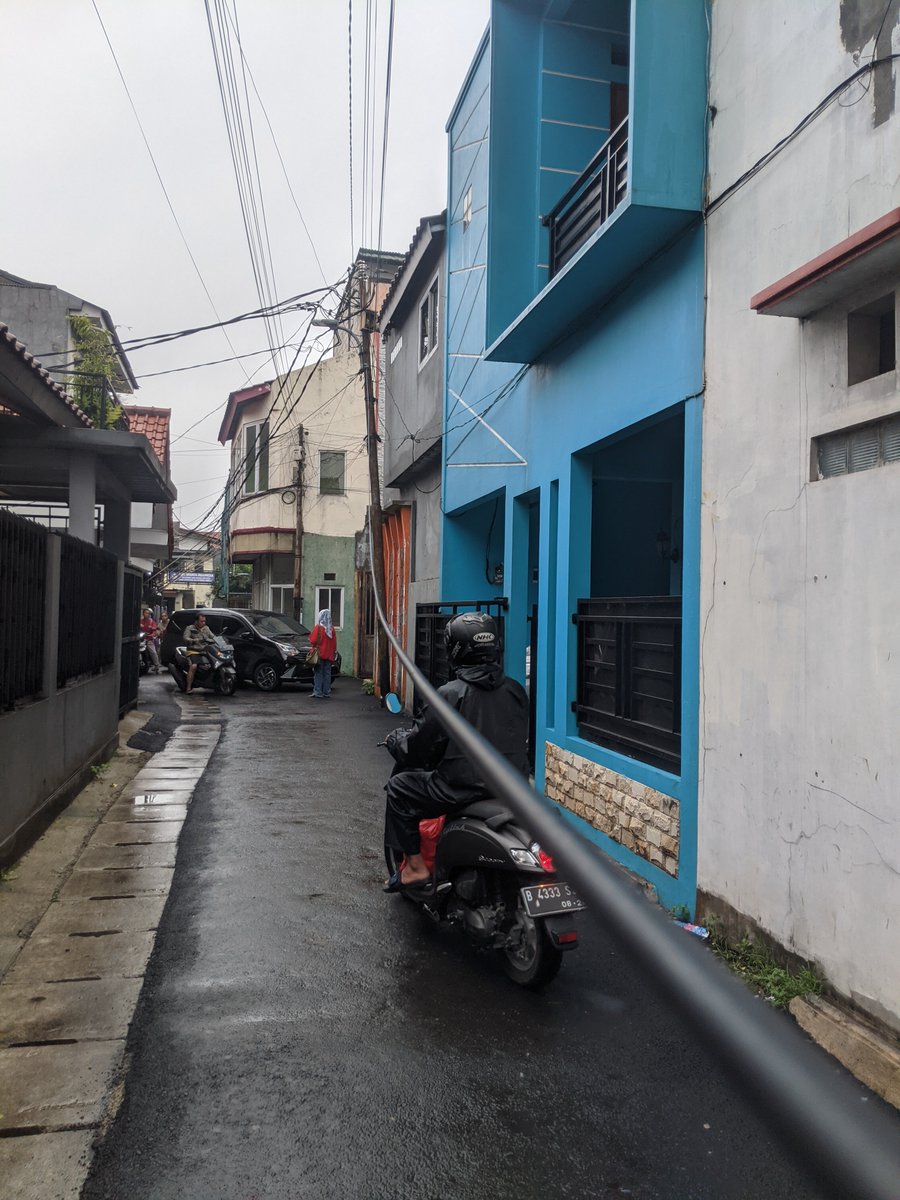 Kabel listrik turun, membahayakan. Lokasi Jl Kebagusan kecil Gg Langgar Kumpi Puntung RT 009/003, Dekat SMK wisata Indonesia, CC : <a href="/BinaMargaDKI/">Dinas Bina Marga Provinsi DKI Jakarta</a> <a href="/pln_123/">PT PLN (Persero)</a> <a href="/DKIJakarta/">Pemprov DKI Jakarta</a>