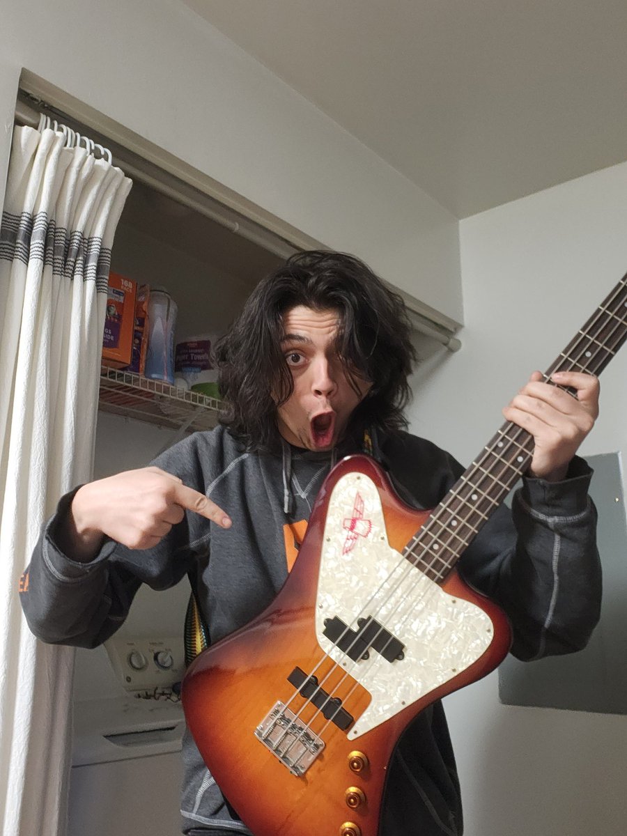 maximoses1229's tweet photo. New bass guitar https://t.co/Qmik9Te5VC