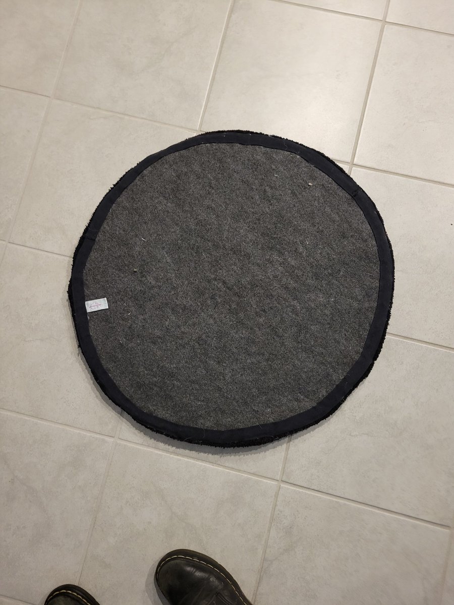 la_chalupacabra's tweet photo. ITS NOT PERFECT BUT ITS MY FIRST AND IM PROUD. This rug was gifted to some kiddos I work with and they loved it so that's all I needed (: https://t.co/jf4UHKRajR