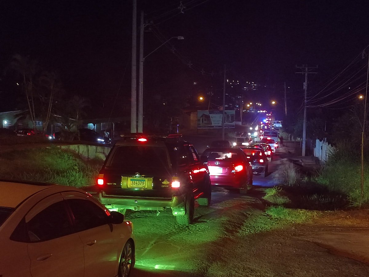 Retén que tienen dos policía para entrar a la barriadas la Estancia en <a href="/La_Chorrera/">La Chorrera Panamá</a> @ProtegeryServir <a href="/ATTTPanama/">Autoridad del Tránsito</a> <a href="/tvntrafico/">Trafico Urbano</a> <a href="/TReporta/">Telemetro Reporta</a>