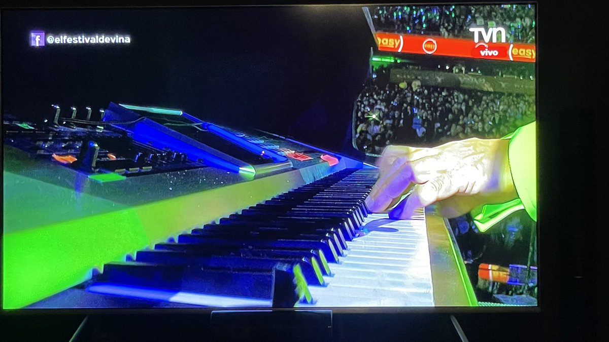 fototripss's tweet photo. Sin ceresita! Falto unas manitos mas de pintura al piano de cola de utileria de @FitoPaezMusica @TVN @canal13 https://t.co/nKdmMxPSEK