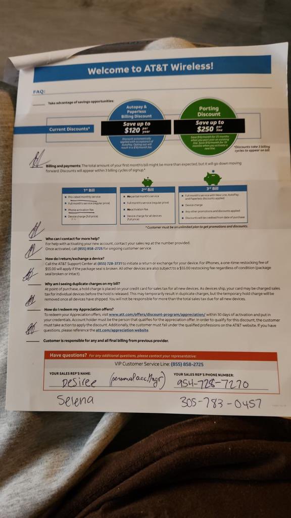 sarioft's tweet photo. AT&amp;T CUIDADO!! En Target Aventura 25 de Dic , un representante de AT&amp;T me presenta una superoferta de Navidad , para mayores de 55 años, cambiar nuestros viejos por la ultima generacion, connuna tarifa menor que la que pagamos en T-Mobil, con roaming internacional incluido. @ATT https://t.co/NdQfuJOMrG