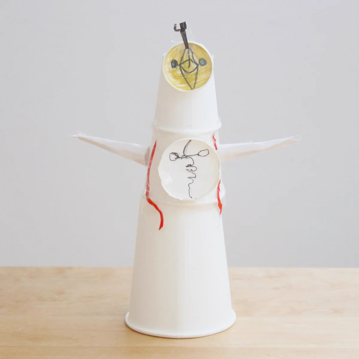 全部のサイズの紙コップを欲しがる子ども。芸術作品が出来上がった！