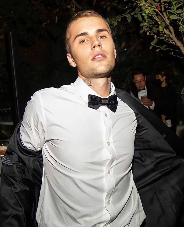 availablebiebzs's tweet photo. MR.BIEBER https://t.co/nsH4Gb3zqA