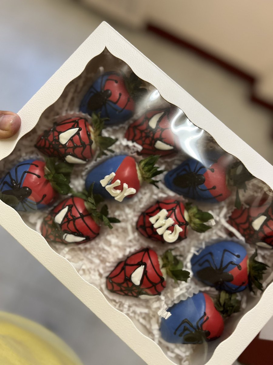 katystephany's tweet photo. These Spider-Man chocolate covered strawberries were chefs kiss https://t.co/3QgAGGnMnp