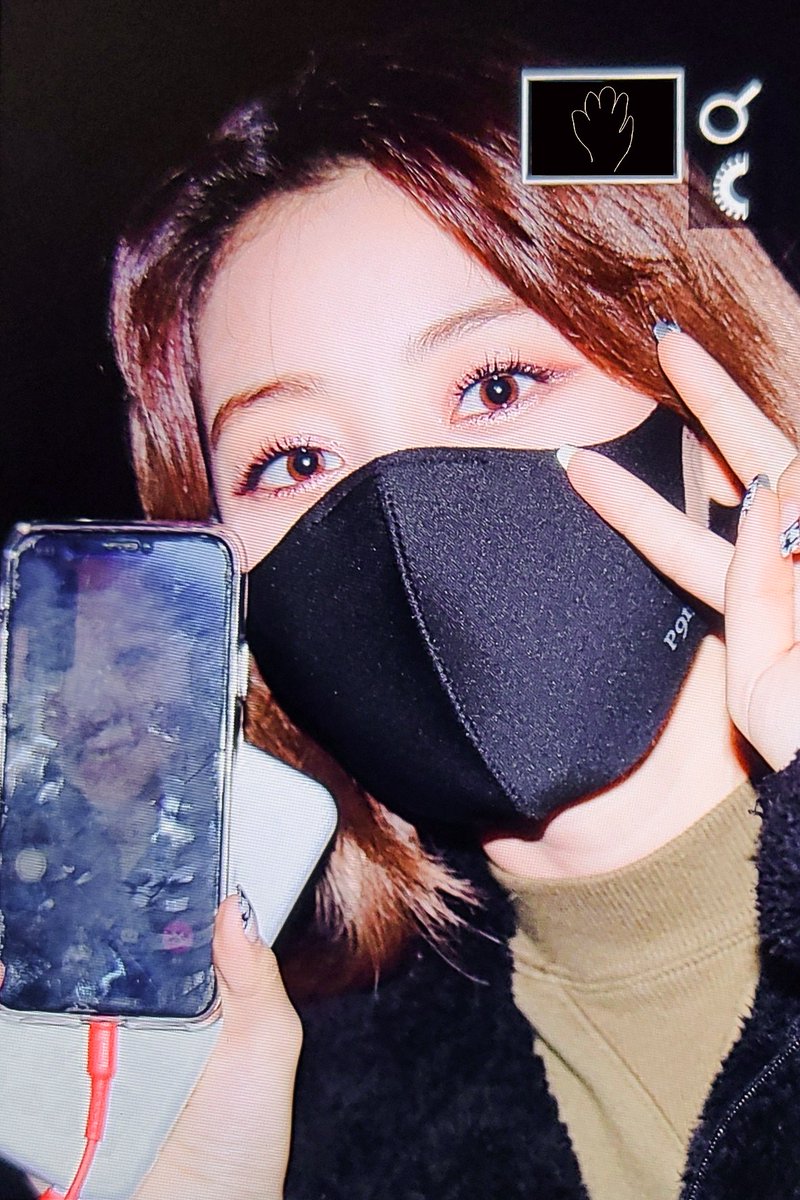 loveparkjihyo's tweet photo. Jeongyeon : They never said "Cheer up, you can do it" but they always came to find me. They called me to share about their day, and included me by asking "I'm going here, wanna come with me?"

*Twice is family, i love them so much 😭😭😭 https://t.co/54ibzP7c4i