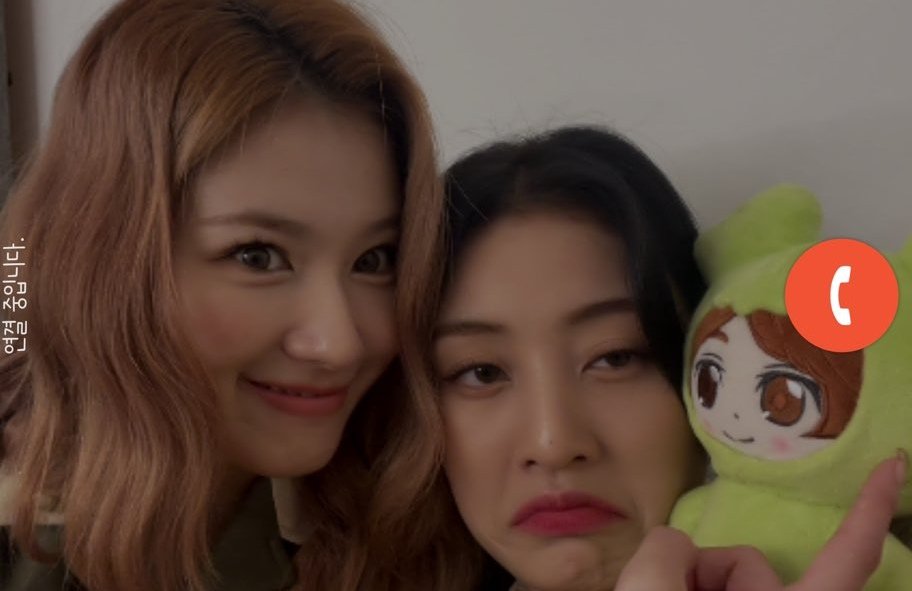 loveparkjihyo's tweet photo. Jeongyeon : They never said "Cheer up, you can do it" but they always came to find me. They called me to share about their day, and included me by asking "I'm going here, wanna come with me?"

*Twice is family, i love them so much 😭😭😭 https://t.co/54ibzP7c4i