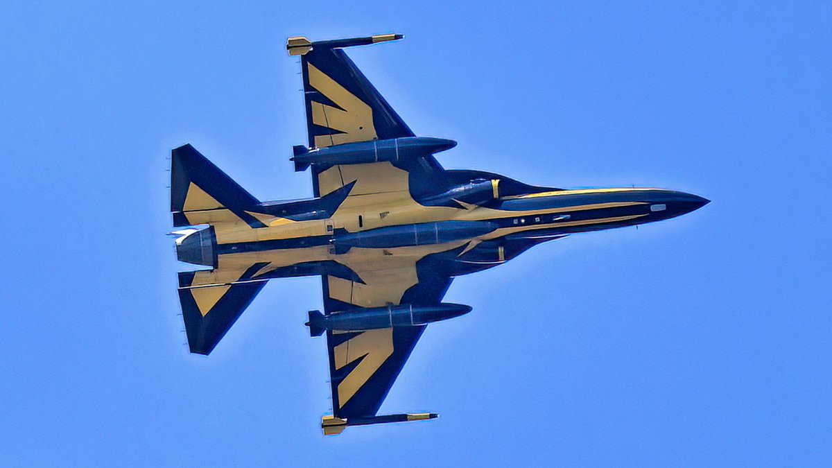 16Right Media tweet media