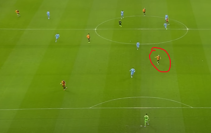 Trabzonspor macini tekrarini izlerken fark ettim yedigimiz golde Torreira topu Abdulkerim Bardakci'ya at diye isaret ediyor ama Muslera topu Torreira'ya atiyor.