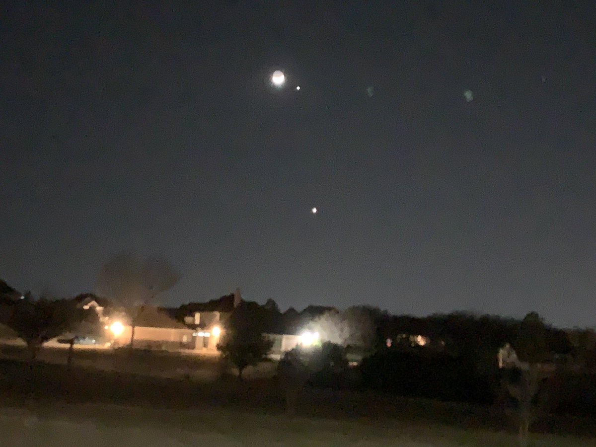 DavidFinfrock's tweet photo. Step outside and look to the west. Jupiter is very close to the crescent moon, with brilliant Venus hanging out below them. https://t.co/1IIBMBiTg4