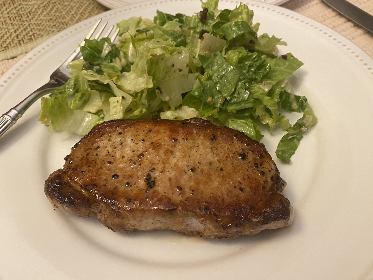 The late Chef Jöel Robuchon taught me, through his cookbooks, how to properly cook pork chops, and now I prefer them at home versus out to eat. Salad is from @thecanalhouse, Mock Caesar from issue No. 3. Yum! 🤤 #diningin