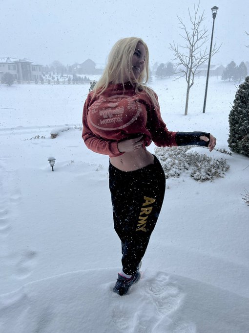 Blizzard day 😆 send help https://t.co/eqREMsC24N