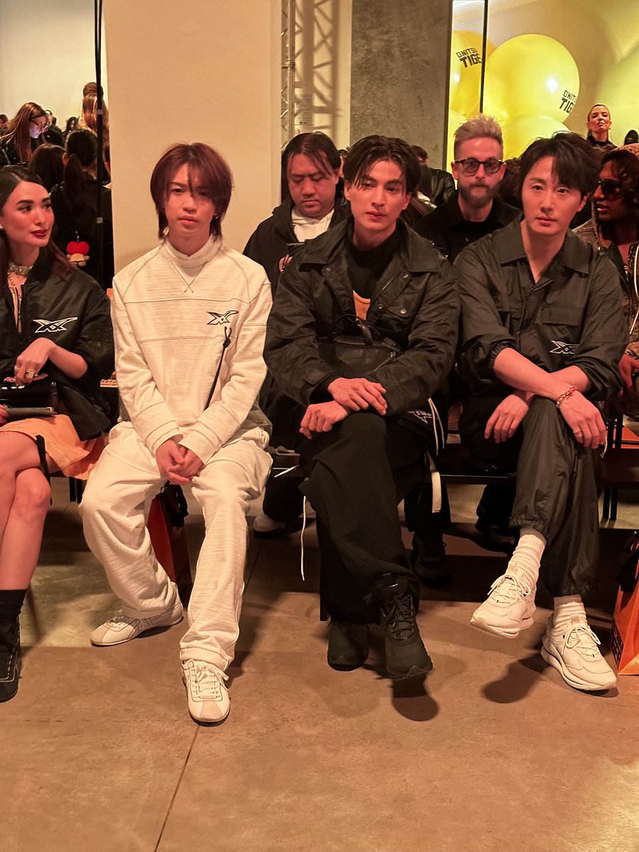 ELLEThailand's tweet photo. เกึบตกโมเมนต์ของหนุ่มกลัฟ คณาวุฒิ @gulfkanawut ที่แฟชั่นโชว์ Onitsuka Tiger Autumn/Winter 2023 ขณะถ่ายภาพคู่กับดีไซเนอร์ และคนดังจากเอเชียที่ฟรอนต์โรวที่มิลานแฟชั่น���ีก

#OnitsukaTigerAW23 #OnitsukaTigerxGULF #GulfKanawut #GULFgotoMILAN https://t.co/uHgYfIo035