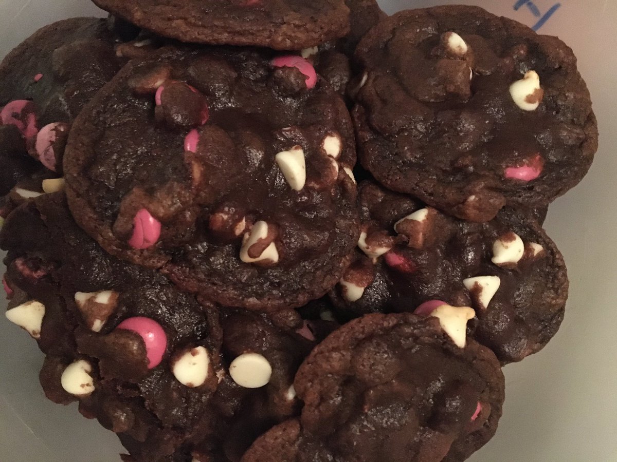 cacaoguru1's tweet photo. Homemade double chocolate cookies! #cookies #whitechocolate #darkchocolate #mms #cacaoguru If you “love” ❤️ chocolate share with your friends to follow us on Twitter, Instagram &amp; Facebook and get a free postcard to download at https://t.co/RAMBOHV7dR https://t.co/8yN8QVGD0m