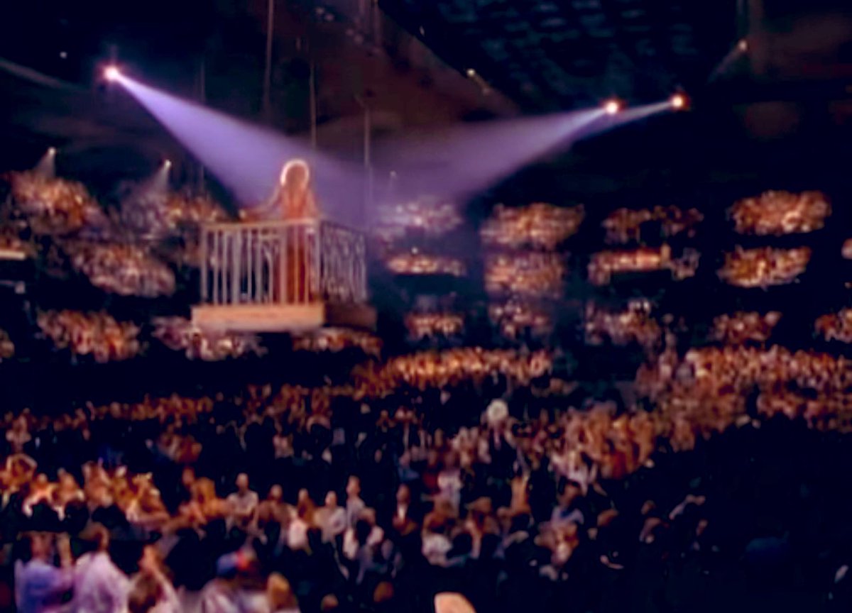 Fancyreba1's tweet photo. Just for MSG, I wish Reba would come out in the plane ✈️ at the beginning … come out in the taxi 🚕 for Fancy and at the end of Fancy, fly over the crowd at the end like the 90s. 💃 👑 👩🏻‍🦰 ❤️#Dreaming 😁 https://t.co/BnKIfgITXa