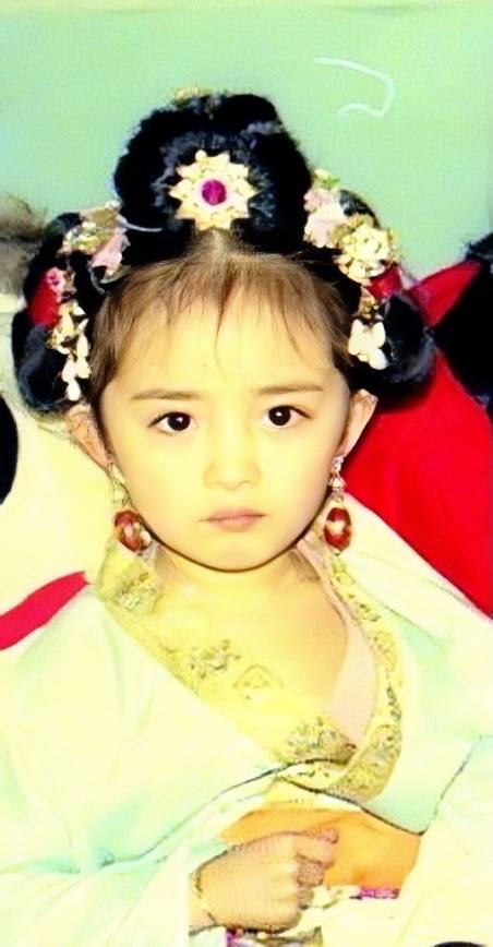 yangmicambodia's tweet photo. Toothless baby 🍼 haha 🤣
Mimi so cute since young ❤️

She was born to be an actress.🌟

#YangMi #杨幂 https://t.co/KFTVCkWbHw