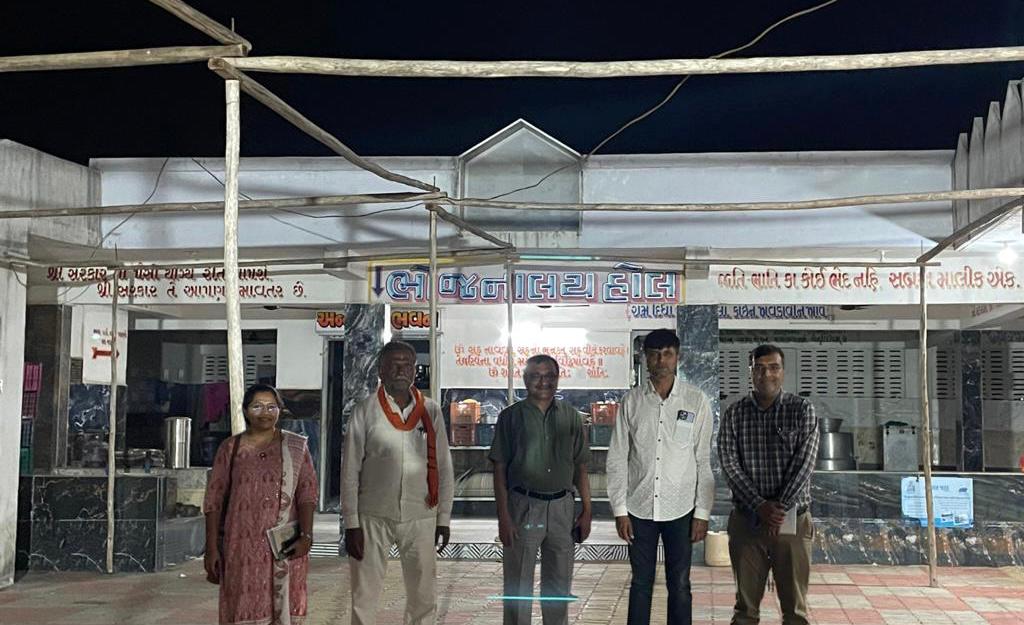 પોરબંદર જીલ્લાના સરહદી ગામ નાગકામાં રાત્રિસભા. નાતિજાતિના ભેદભાવ વગર સાથે જમતું અને સૌ જ્ઞાતિનું એક સ્મશાન ધરાવતું સમરસ ગામ! યોજનાકીય સમિક્ષા અને જનભાગીદારી અંગે સંવાદ થયો.
<a href="/CMOGuj/">CMO Gujarat</a> <a href="/kamaldayani/">Kamal M. Dayani</a> <a href="/jenudevan/">jenu devan</a> @ddoporbandar <a href="/PRANTPORBANDAR/">Prant Porbandar</a> <a href="/rbdodia/">rahul dodia</a> @informationpor2