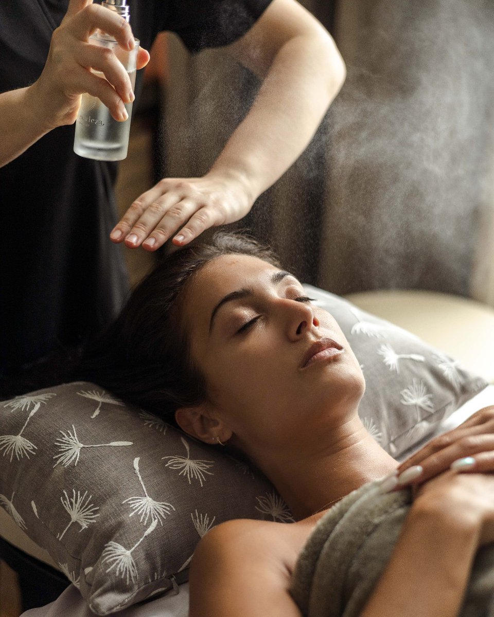 FSToronto's tweet image. Give your skin extra love and attention this winter with a healing and nourishing facial at our Forbes Five-Star Spa. Facials can help detoxify and hydrate the skin, remove dead skin cells, and destress. #FSToronto #FourSeasons #FSSpa #FSWellness #SelfCareLove #BloorYorkville