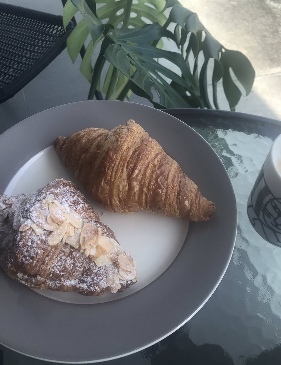 MikoinB's tweet photo. 最近お気に入りのクロワッサン🥐
バター多��ぎるとすぐに胃もたれしてしまう私でもここのは大丈夫❣️😸 https://t.co/aIKGa44CzN